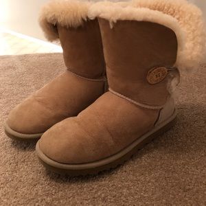 Bailey button Ugg’s tan size 6